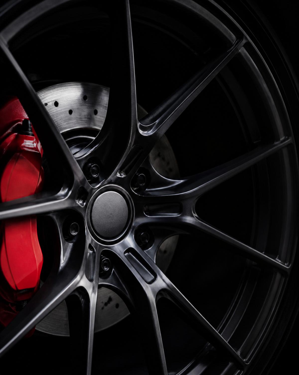 Rin forjado oscuro con caliper rojo